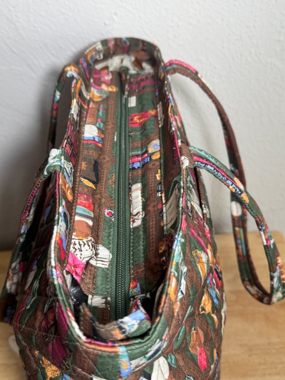 Vera Bradley X Harry Potter Original Zip Tote in Hogwarts Library NWT - Picture 11 of 11